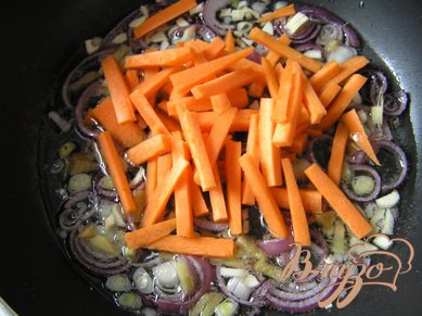 добавить морковь, нарезанную соломкой, обжарить,