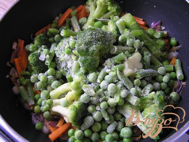 влить соевый соус, добавить зеленые овощи (у меня замороженные), перемешать, накрыть крышкой,