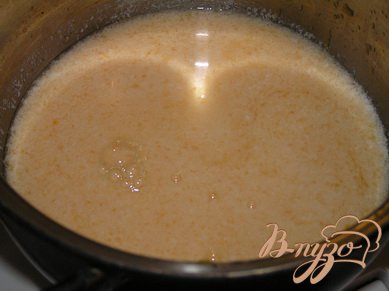 Приготовить крем. В кастрюльку влить молоко и мандариновый сок, всыпать сахар, ванилин, добавить яйцо и немного взбить. Поставить смесь на небольшой огонь,