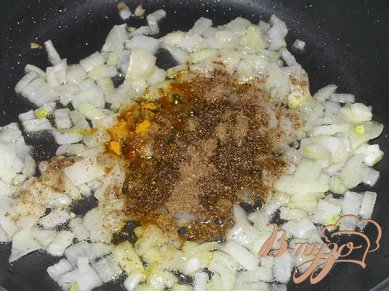 В средней сковороде разогреть масло, обжарить лук, всыпать измельченные тмин и кориандр, куркуму, гарам масала (рецепт можно посмотреть здесь http://vpuzo.com/postnye-blyuda/1867-garam-masala.html), перемешать,