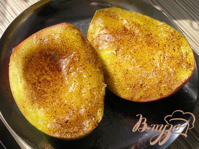 Затем переложить манго в жаропрочную форму, посыпать корицей, полить оставшимся медом и запекать при 200*С 20 минут.