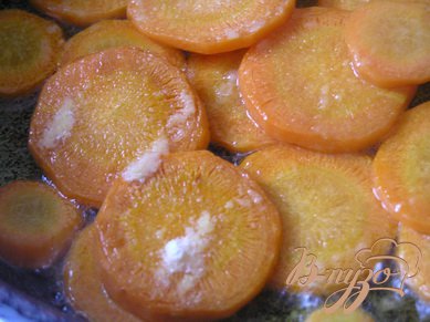 Морковь очистить, вымыть и нарезать тонкими кружками. В сковороде нагреть сливочное масло и обжарить морковь (около 10 минут). Посолить, поперчить по вкусу. Затем посыпать морковь сахарной пудрой и готовить. помешивая, пока сахар не начнет карамелизироваться.