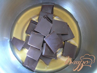 Сироп налить в кастрюльку, добавить поломанный на кусочки шоколад,