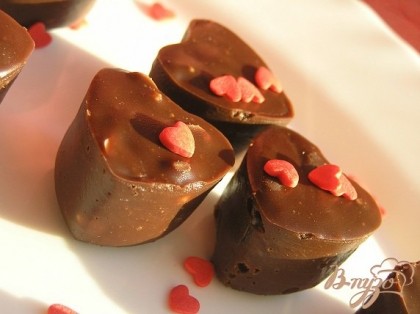 Готово! Готовые конфеты можно обвалять в измельченных орехах, какао или просто украсить кондитерской посыпкой. Хранить в холодильнике.