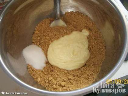 Печенье перемолоть, добавить сахарный песок и подтаявшее сливочное масло