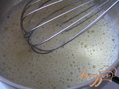 Приготовить ванильный мусс. Залить желатин водой (30-50 мл) и дайть ему набухнуть. Молоко довести до кипения, снять с огня, всыпать сахар, ванилин и перемешать. Затем добавить желток, быстро перемешать.