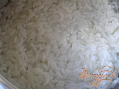 Отварить рис до готовности, добавить сахар и уксус, осторожно перемешать и накрыть салфеткой.