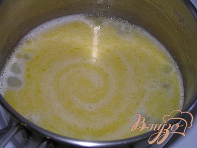 Приготовить заварное тесто. В кастрюльку влить молоко и воду, добавить масло, поставить на огонь и нагревать, пока масло не растает, затем увеличить огонь и быстро вскипятить смесь.