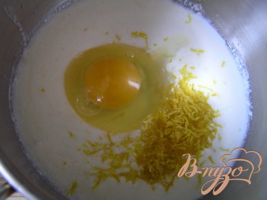 Приготовить крем. В кастрюльку влить молоко и лимонный сок, всыпать цедру, добавить яйцо и немного взбить,