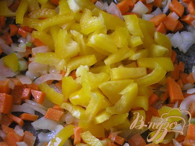 Лук обжарить на растительном масле, добавить морковь, продолжаая обжаривать, затем добавить сладкий перец, готовить 3-4 минуты,