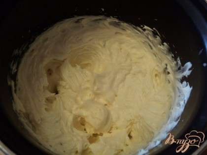 Размягченное масло растереть с сахаром, добавить по-немногу заварной крем                      и в конце распаренный мак и цедру лимона.