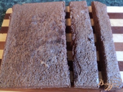 Один шоколадный бисквит разрезать на три части как на фото.