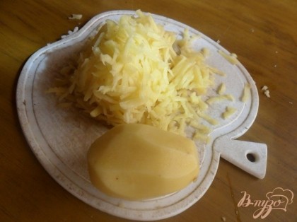 Картофель очистить, вымыть, обсушить и натереть на крупной тёрке. Отжать.Сыр натереть на крупной тёрке.
