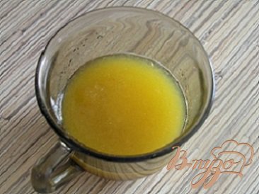 Желатин замочить в апельсиновом соке до набухания.