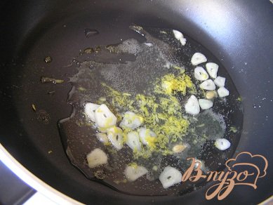 Отварить пасту до полуготовности в подсоленой воде (воду не сливать). Разогреть в сковороде растительное масло, добавить нарезанный чеснок, обжаривать 1-2 минуты (внимательно следите, чтобы не пригорел), добавить цедру и сок лимона,