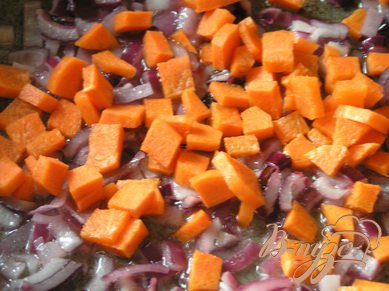 Лук обжарить на растительном масле до прозрачности, добавить морковь, готовить помешивая 3-4 минуты,