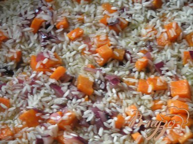 затем всыпать рис, долить воды на 1 см выше риса, довести до кипения, готовить под крышкой минут 15.