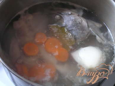 Рыбу промыть, отрезать голову и хвост, залить холодной водой, добавить лук целиком, 1 морковь, крупно нарезанную, и лавровый лист, довести до кипения, варить 25-30 минут. Затем все вынуть (дальше в этом блюде не используем), бульон процедить, довести до кипения,
