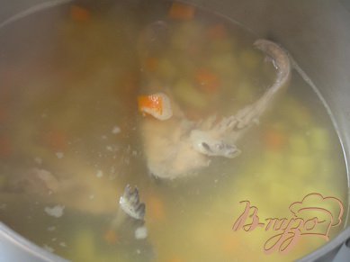 Оставшуюся сырую рыбу нарезать стейками и добавить в кастрюлю, варить 10-15 минут,