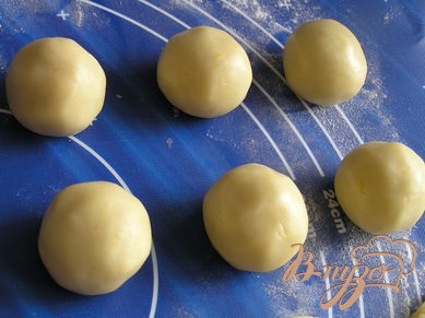 Из теста вылепить небольшие шарики, выложить на противень, застеленный бумагой для выпечки, выпекать при 170* около 15 минут.