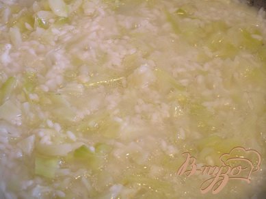 затем добавить рис и растительное масло, перемешать, тушить почти до готовности риса (подливать воды по необходимости)