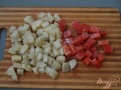 Готово! Отварить картофель,остудить, почистить,нарезать кубиками.Филе сёмги также нарезать кубиками.