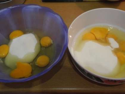 Смешать яйца с сахаром и ванильным сахаром