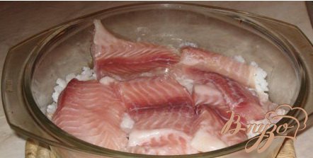 На рис - кусочки рыбы, которую надо по вкусу посолить и приправить специями.