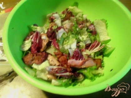 В салатник выложить курицу, шампиньоны, добавить салат и бекон. Если надо, досолить и перемешать.