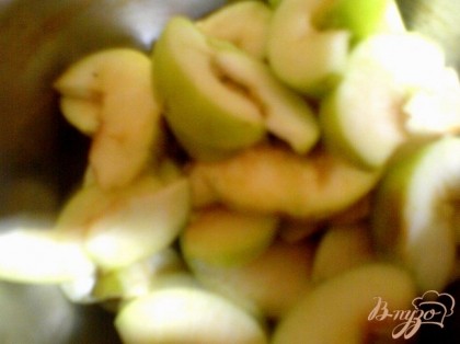 Яблоки очистите от сердцевины и нарежьте тонкими ломтиками.