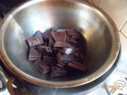 Шоколад расколоть и растопить на водяной бане.