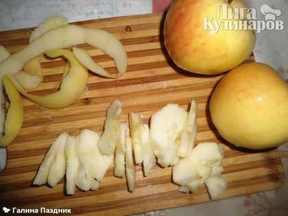 Яблоки очистить от кожуры и семян. Нарезать на кусочки.