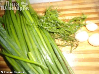 Нарезать зеленый лук, укроп и 3 зубчика чеснока. Добавить к мясу и еще 2-3 минуты потомить.
