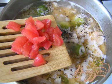 добавить нарезанный помидор (без кожицы), варить еще минут 5.