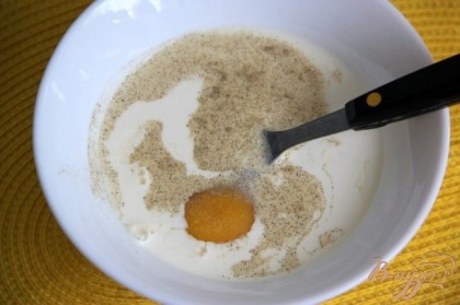 Взбить яйцо, молоко, щепотку соли, черный молотый перец.