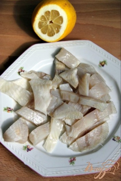 Филе рыбы нарезать полосками и сбрызнуть лимонным соком.
