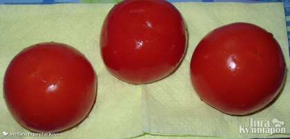 Посолите подготовленные помидоры внутри и переверните их отверстиями книзу, чтобы избавиться от лишнего сока.