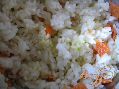 Обжарить лук и морковь на растительном масле, добавить к отварному рису, перемешать.