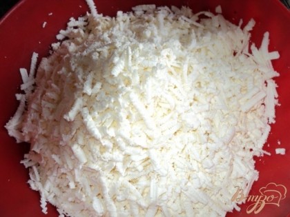 Сливки (33%) взбить до плотных пиков.Сыр фета натереть на крупной терке, смешать с творогом, сливками с желатином, маслинами и чесноком, поперчить и перемешать до однородной массы.