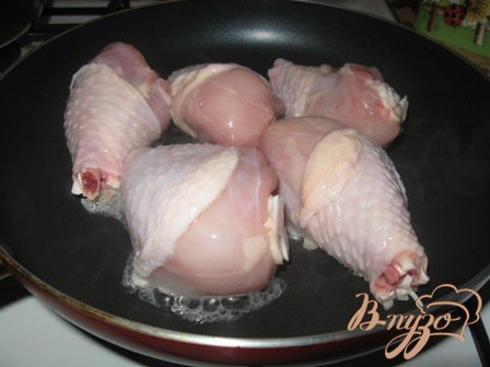 Кусочки курицы обжарить на сухой сковородке минут 15-20. Переворачивать чтоб не подгорели.
