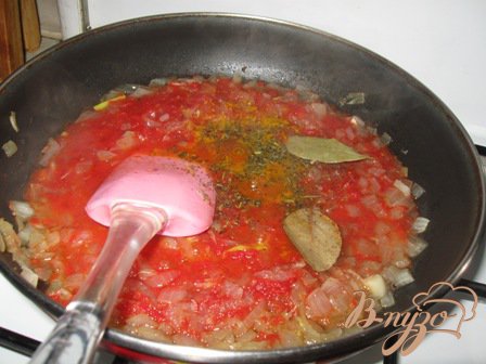 К луку добавляем томатную пасту, эстрагон, соль, перец и лавровый лист.  Тем, кто не любит кислые соусы, рекомендую добавить немного сахара.