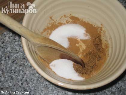 В миске смешиваем корицу с сахаром