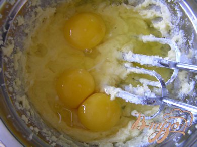 добавить яйца, взбить миксером.