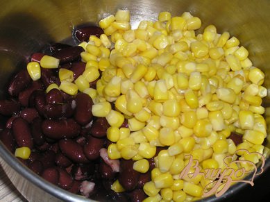 Фасоль и кукурузу откинуть на дуршлаг, чтобы стекла лишняя жидкость, переложить в миску,