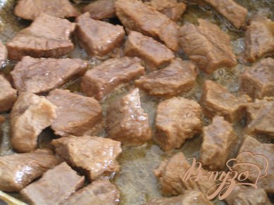 Мясо порезать кубиками со стороной 2-3 см, обжарить на растительном масле до румяности, добавить немного воды, накрыть крышкой и тушить около 30-40 минут.