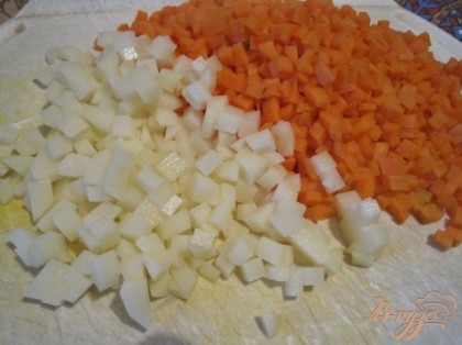 Сырую морковь и картофель нарезать кубиками.