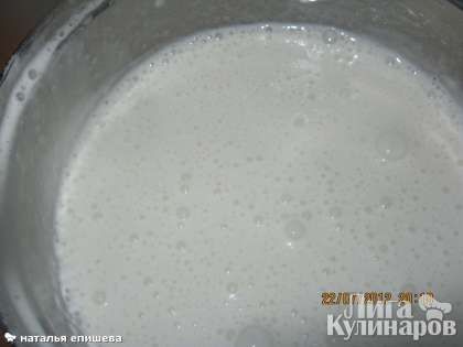 Остывшие коржи смазываем заварным кремом, который готовим так: молоко доводим до кипения, яйца взбиваем с сахаром, добавляем в молоко при постоянном помешивании.