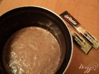 Подготовить крем: сливки смешать с сахаром и нагреть, но не до кипения. Добавить поломанный на кусочки шоколад, 2 пакетика кофе, перемешать до растворения шоколада и однородной массы. Остудить ( 2-3часа).