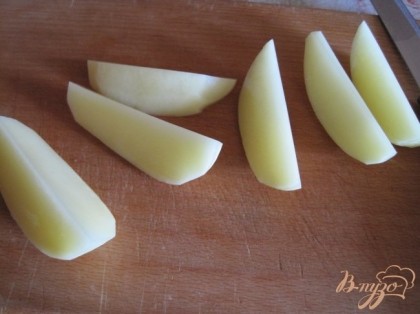 Нарезаем картофель на 4,6,8частей. Стараться, чтобы она была одинакового размера. чтобы пока одна готовится, другая не сгорела.