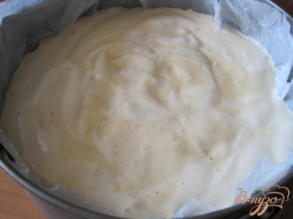Готовое тесто вылить в форму  на пекарскую бумагу и выпекать в разогретой духовке до 180гр минут 35 до сухой спички.